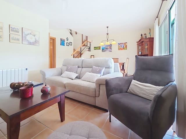 3 soveværelse Rækkehus til salg i Girona by med swimmingpool garage - € 410.000 (Ref: 9988212)