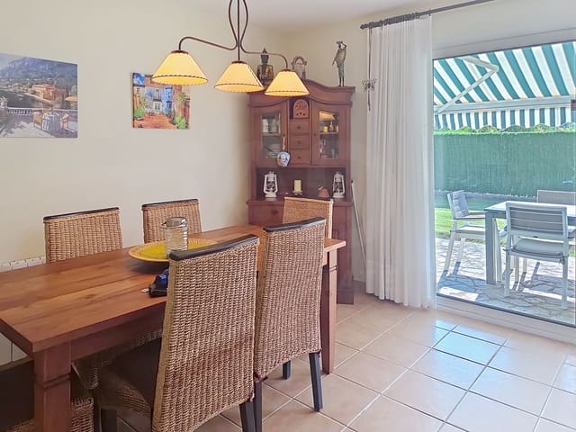3 soveværelse Rækkehus til salg i Girona by med swimmingpool garage - € 410.000 (Ref: 9988212)