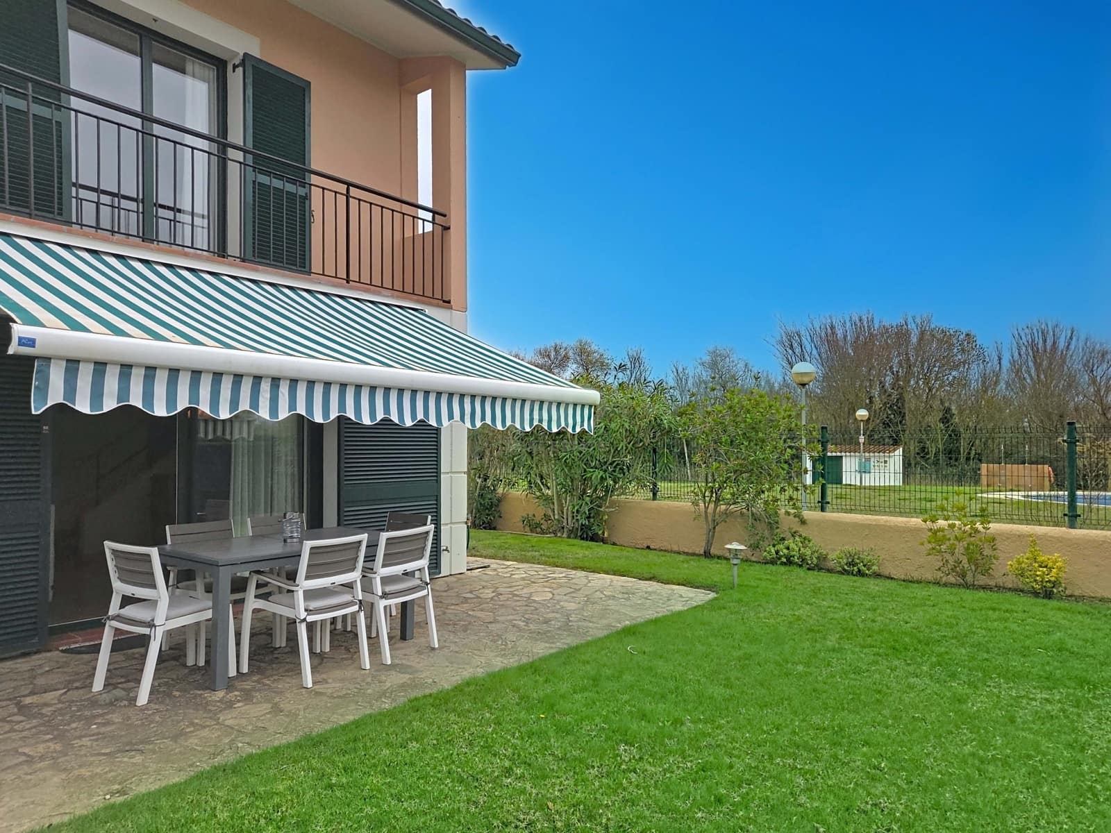 3 soveværelse Rækkehus til salg i Girona by med swimmingpool garage - € 410.000 (Ref: 9988212)