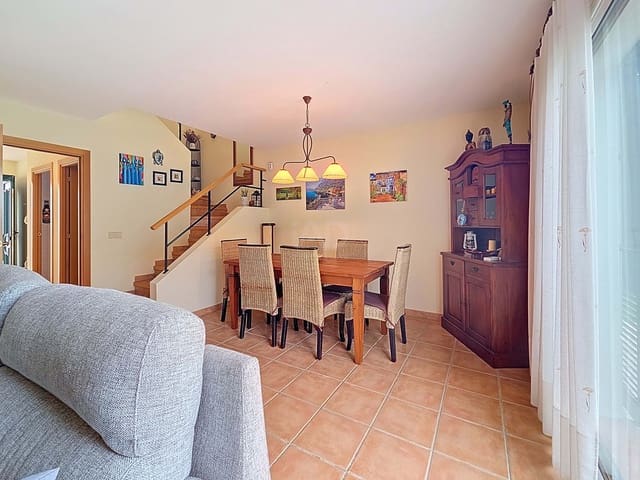 3 soveværelse Rækkehus til salg i Girona by med swimmingpool garage - € 410.000 (Ref: 9988212)