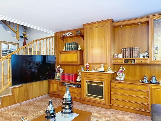 Adosado de 4 habitaciones en Calafell en venta con piscina garaje - 379.000 € (Ref: 9988225)