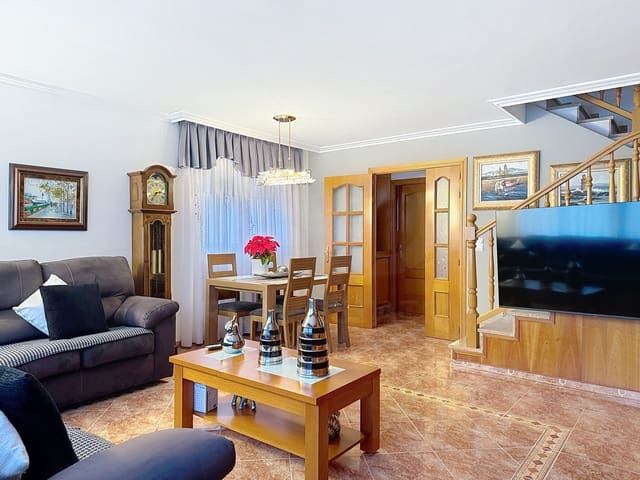 Adosado de 4 habitaciones en Calafell en venta con piscina garaje - 379.000 € (Ref: 9988225)