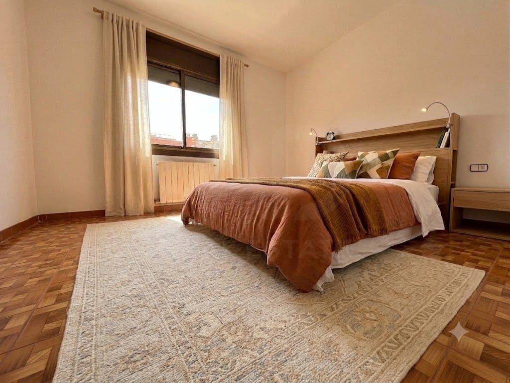 5 quarto Moradia em Banda para venda em Barcelona cidade com garagem - 497 000 € (Ref: 9988239)