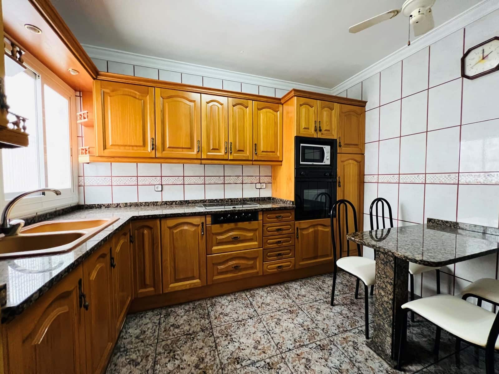 5 quarto Moradia em Banda para venda em Barcelona cidade com garagem - 497 000 € (Ref: 9988239)