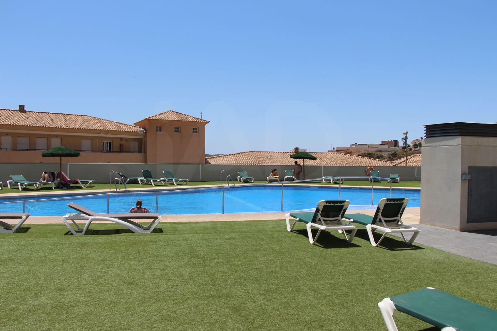 2 Zimmer Apartment zu verkaufen in Almeria Stadt mit Pool Garage - 175.000 € (Ref: 9988256)