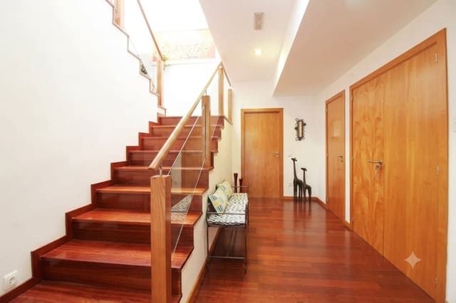6 bedroom Townhouse for sale in Salamanca city with garage - € 520,000 (Ref: 9988261)