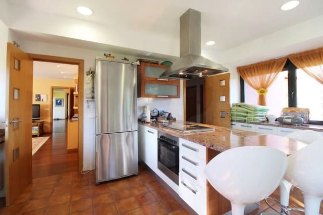 6 bedroom Townhouse for sale in Salamanca city with garage - € 520,000 (Ref: 9988261)