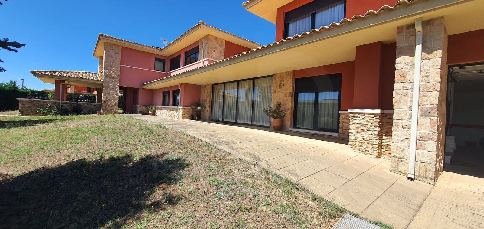 6 bedroom Townhouse for sale in Salamanca city with garage - € 520,000 (Ref: 9988261)