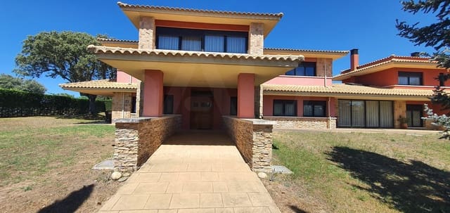 6 bedroom Townhouse for sale in Salamanca city with garage - € 520,000 (Ref: 9988261)