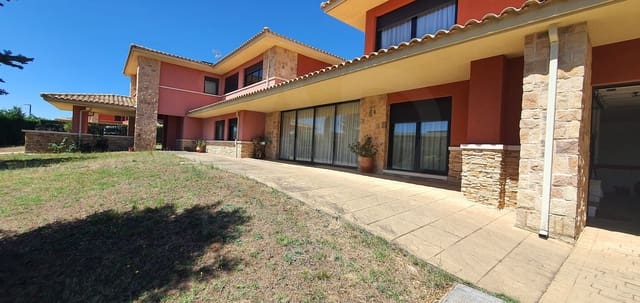 6 bedroom Townhouse for sale in Salamanca city with garage - € 520,000 (Ref: 9988261)