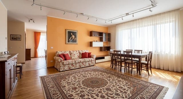 6 bedroom Townhouse for sale in Salamanca city with garage - € 520,000 (Ref: 9988261)