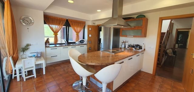 6 bedroom Townhouse for sale in Salamanca city with garage - € 520,000 (Ref: 9988261)