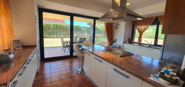 6 bedroom Townhouse for sale in Salamanca city with garage - € 520,000 (Ref: 9988261)