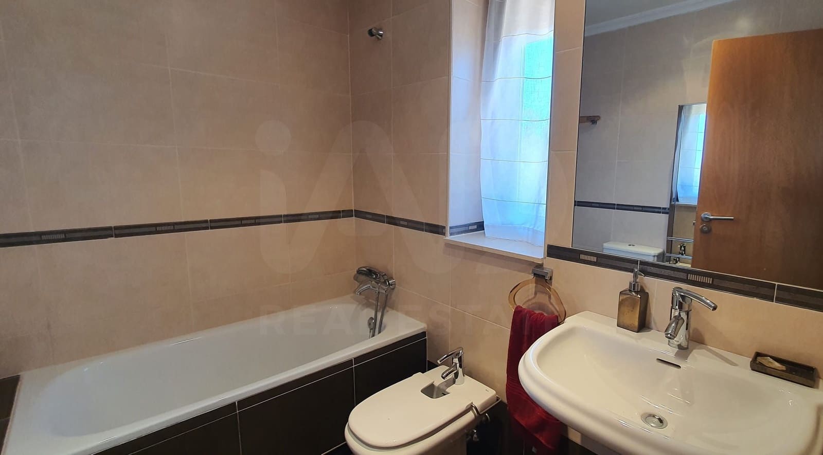 6 bedroom Townhouse for sale in Salamanca city with garage - € 520,000 (Ref: 9988261)