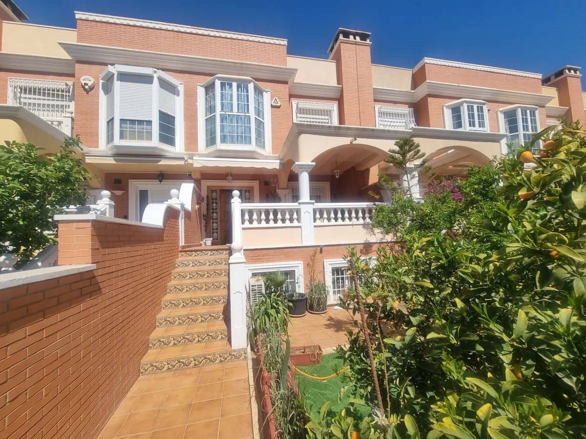 4 slaapkamer Rijtjeshuis te koop in Almeria stad met garage - € 430.500 (Ref: 9988286)