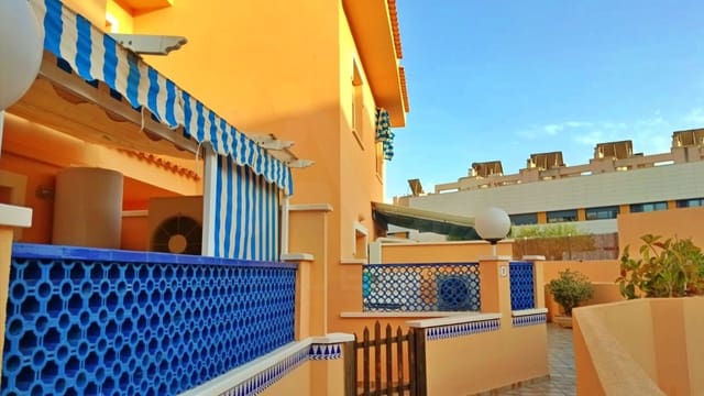 4 soverom Rekkehus til salgs i Alicante by med svømmebasseng garasje - € 798 000 (Ref: 9988296)