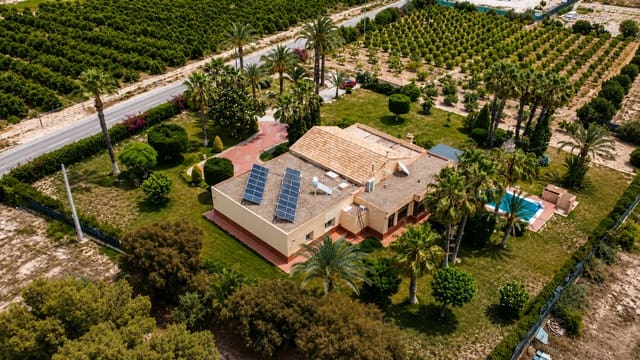 Casa de 5 habitaciones en Las Bayas, Elche / Elx en venta con piscina garaje - 649.000 € (Ref: 9988313)