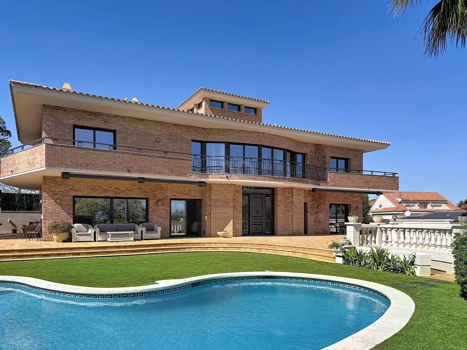6 bedroom Townhouse for sale in Vilanova i la Geltru with pool garage - € 1,650,000 (Ref: 9988317)