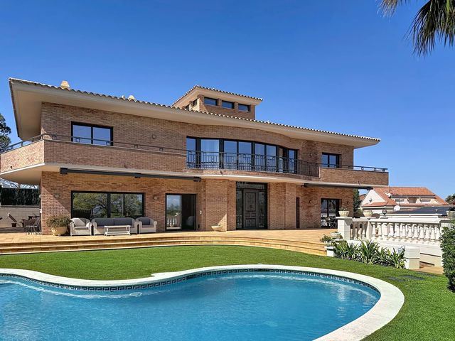 6 Zimmer Haus zu verkaufen in Vilanova i la Geltrú mit Pool Garage - 1.650.000 € (Ref: 9988317)