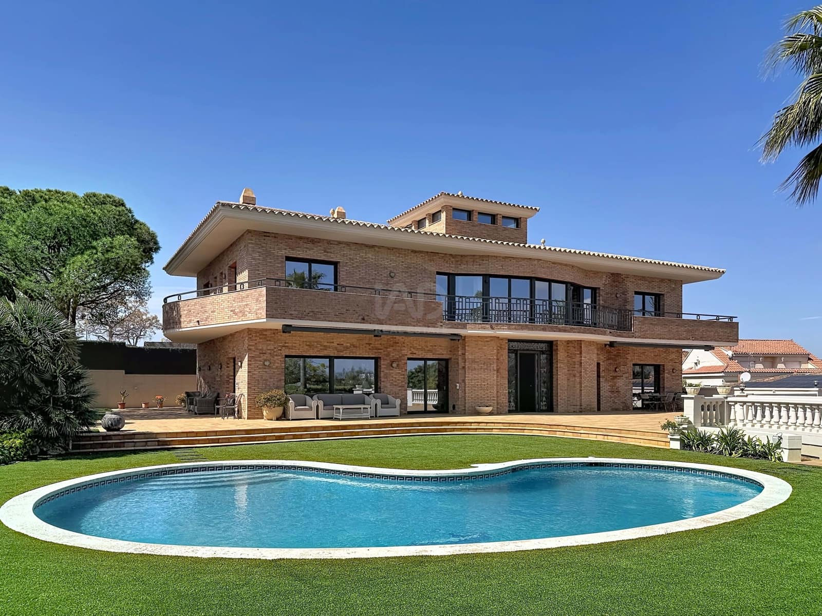 6 bedroom Townhouse for sale in Vilanova i la Geltru with pool garage - € 1,650,000 (Ref: 9988317)