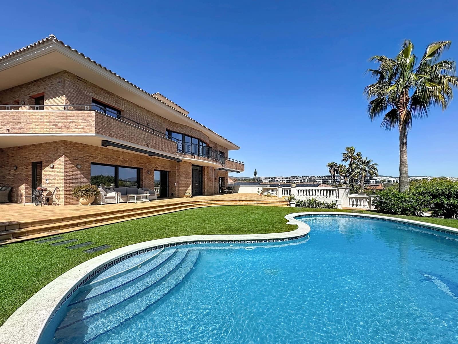 6 bedroom Townhouse for sale in Vilanova i la Geltru with pool garage - € 1,650,000 (Ref: 9988317)