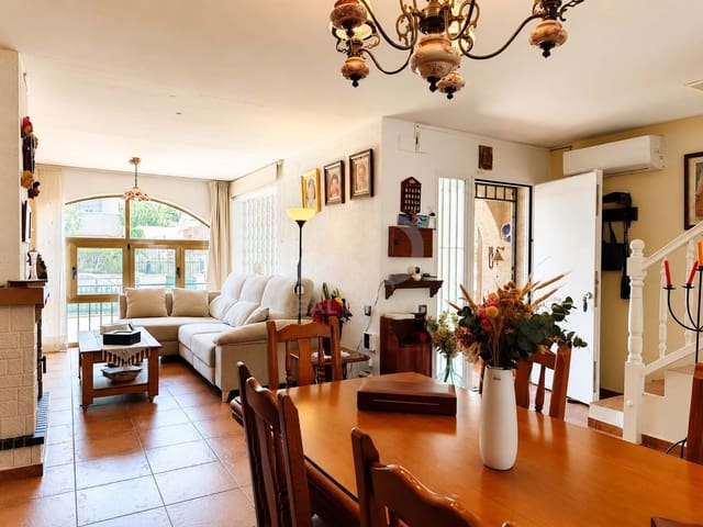 3 bedroom Terraced Villa for sale in Tarragona city with garage - € 325,000 (Ref: 9988323)