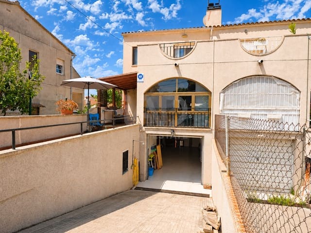 3 bedroom Terraced Villa for sale in Tarragona city with garage - € 325,000 (Ref: 9988323)