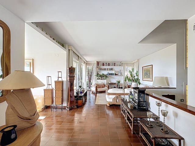 4 soverom Hus til salgs i Barcelona by med svømmebasseng garasje - € 990 000 (Ref: 9988329)