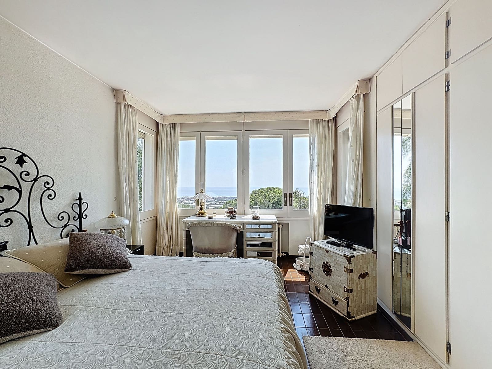 4 soverom Hus til salgs i Barcelona by med svømmebasseng garasje - € 990 000 (Ref: 9988329)