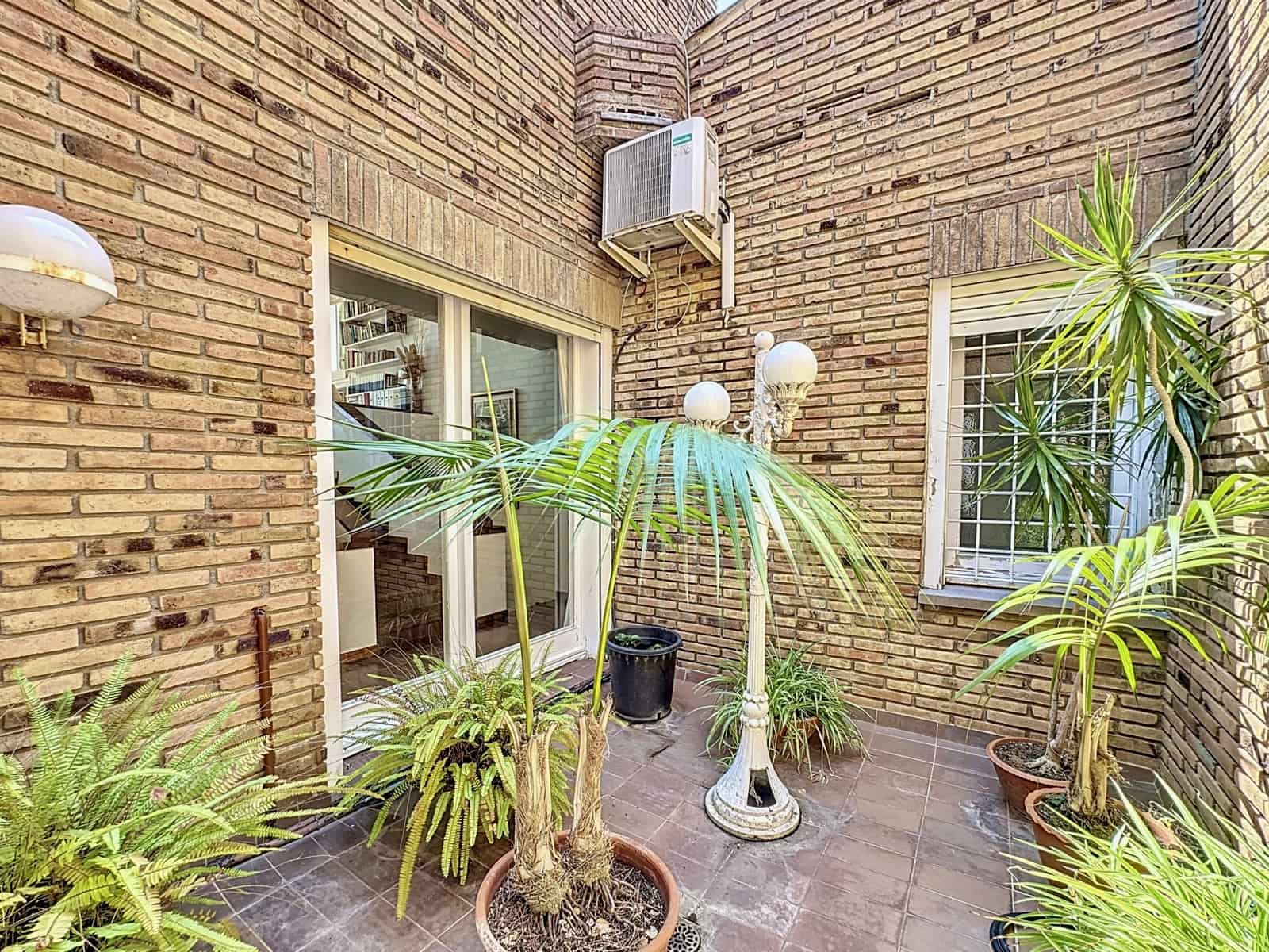 4 soverom Hus til salgs i Barcelona by med svømmebasseng garasje - € 990 000 (Ref: 9988329)