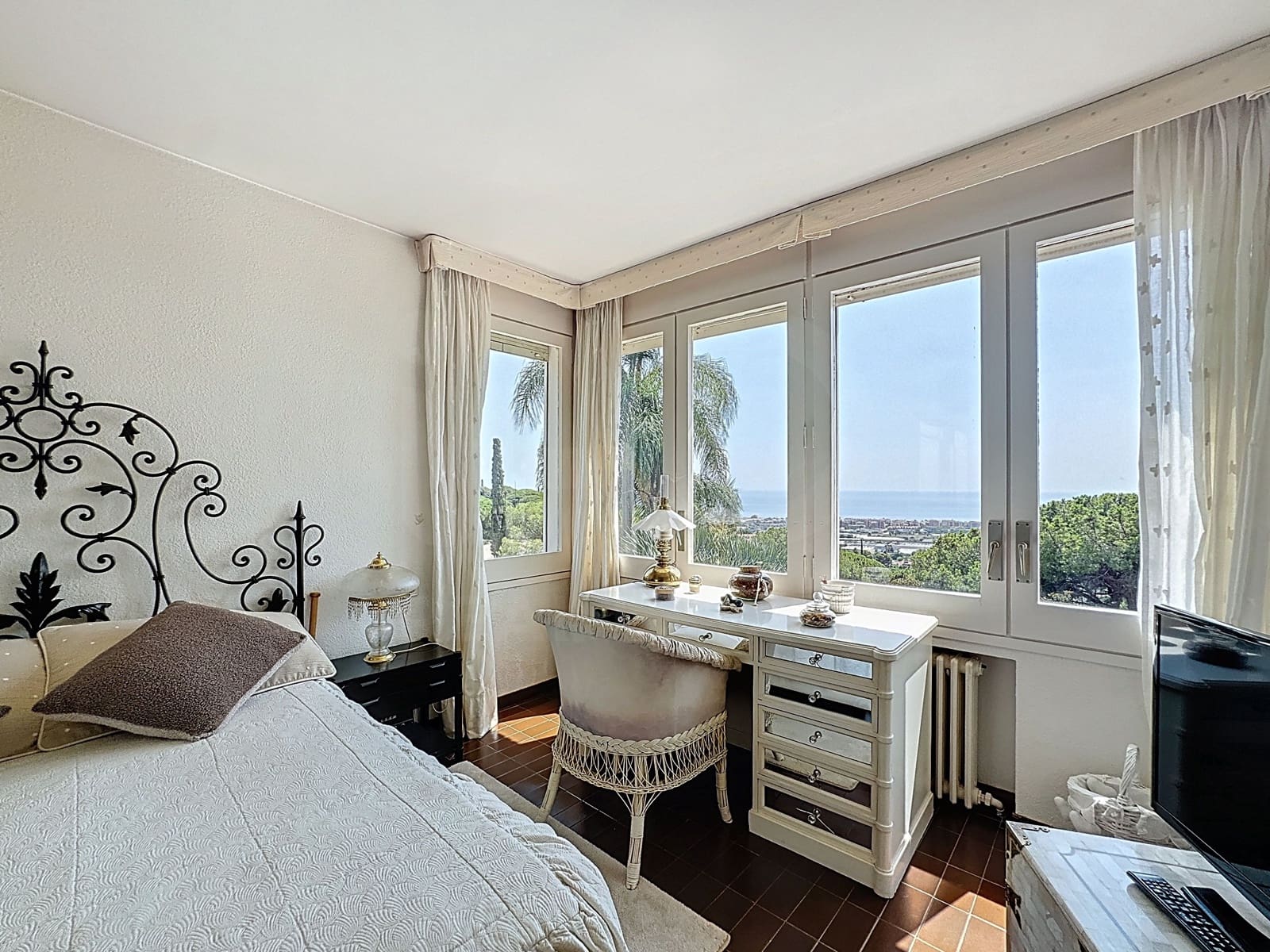 4 soverom Hus til salgs i Barcelona by med svømmebasseng garasje - € 990 000 (Ref: 9988329)