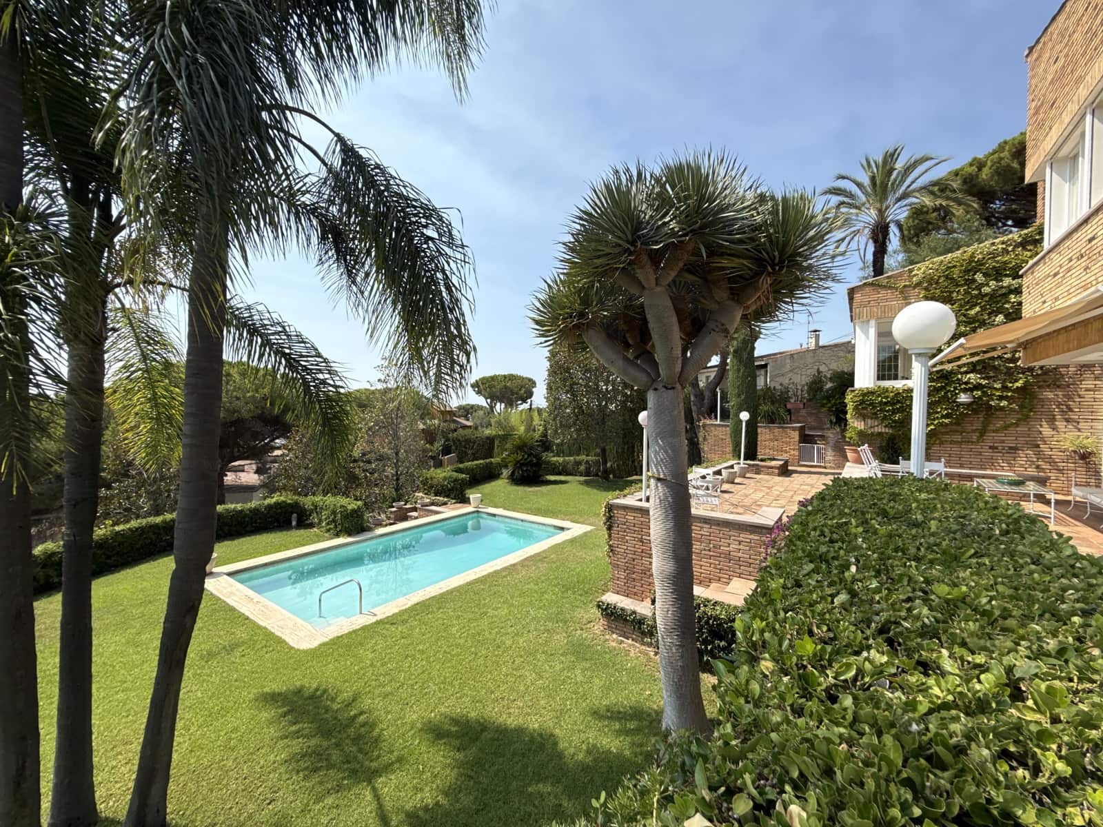4 soverom Hus til salgs i Barcelona by med svømmebasseng garasje - € 990 000 (Ref: 9988329)