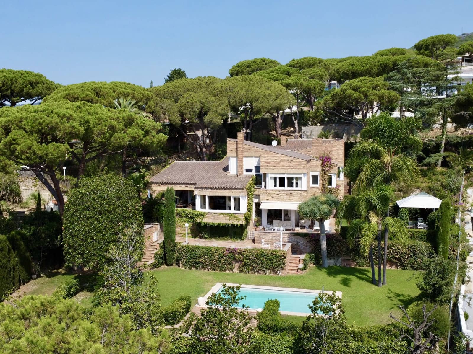 4 soverom Hus til salgs i Barcelona by med svømmebasseng garasje - € 990 000 (Ref: 9988329)