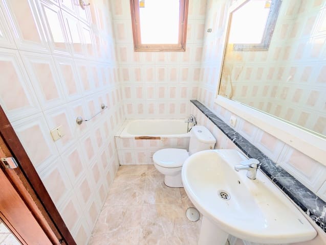 2 slaapkamer Rijtjeshuis te koop in Santa Cruz de Tenerife met zwembad - € 300.000 (Ref: 9988333)