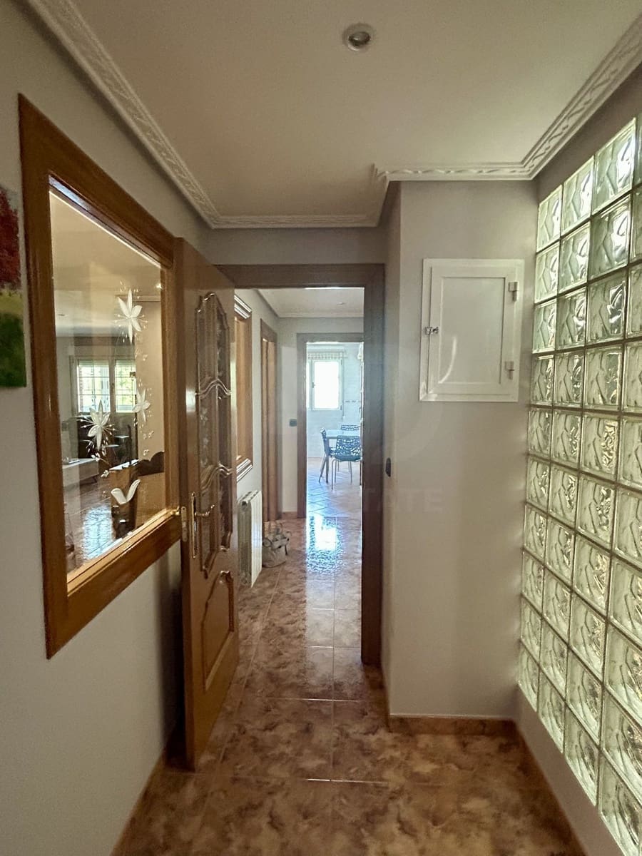 6 soverom Rekkehus til salgs i Leon by med garasje - € 221 000 (Ref: 9988345)