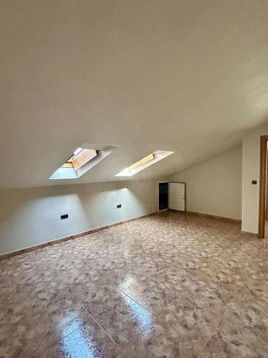6 soverom Rekkehus til salgs i Leon by med garasje - € 221 000 (Ref: 9988345)