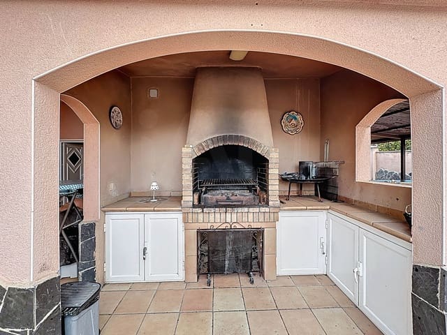 5 soverom Hus til salgs i Tarragona by med svømmebasseng garasje - € 480 000 (Ref: 9988346)