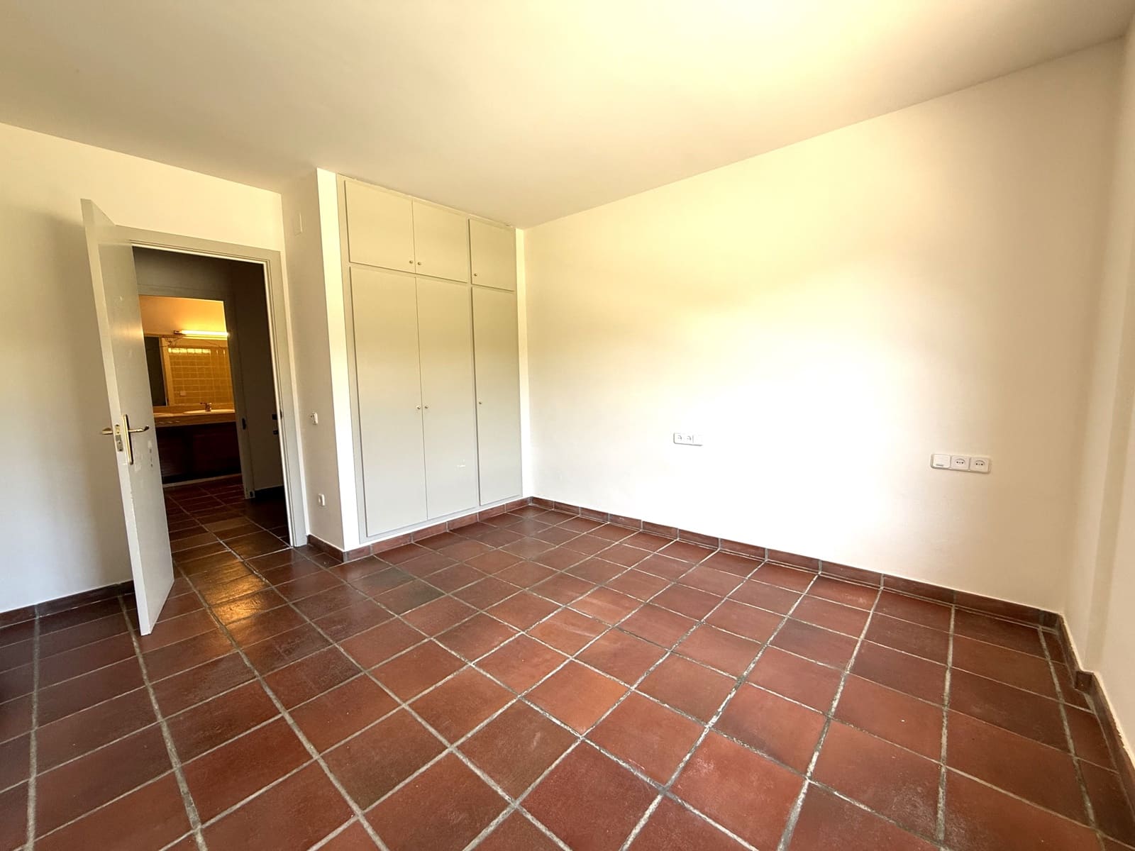5 makuuhuone Omakotitalo myytävänä paikassa Barcelona kaupunki mukana uima-altaan 
autotalli - 620 000 € (Ref: 9988360)