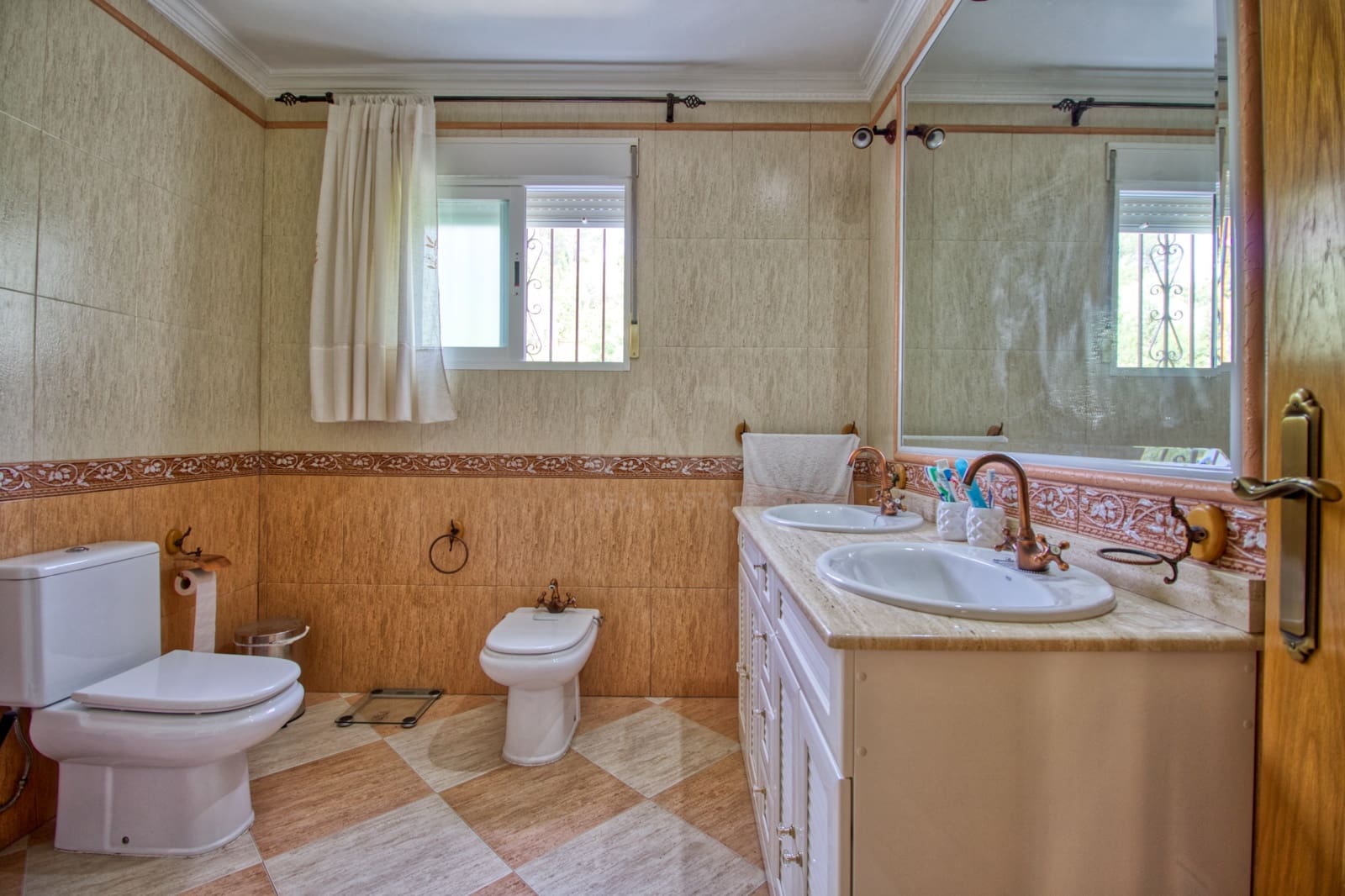 5 slaapkamer Huis te koop in Cordoba stad met garage - € 275.000 (Ref: 9988362)