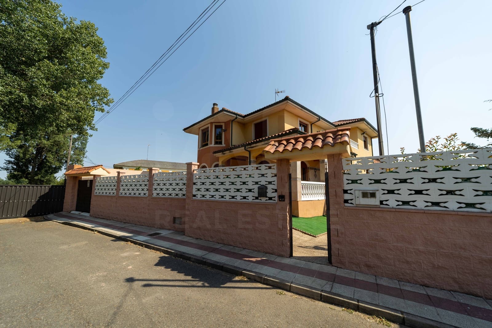 5 bedroom Villa for sale in Leon city - € 420,000 (Ref: 9988364)