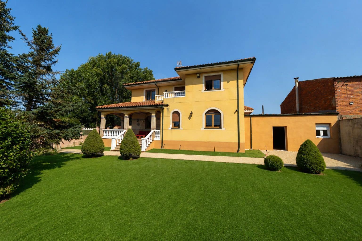 5 bedroom Villa for sale in Leon city - € 420,000 (Ref: 9988364)