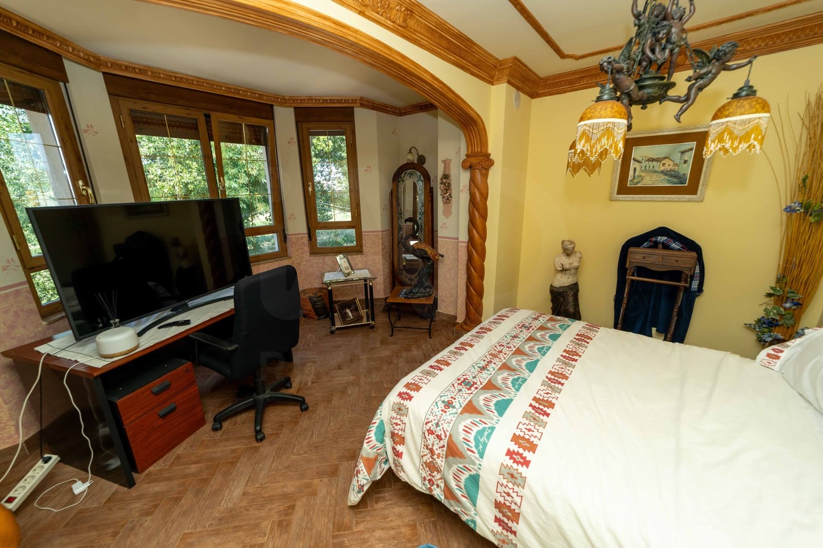 5 bedroom Villa for sale in Leon city - € 420,000 (Ref: 9988364)