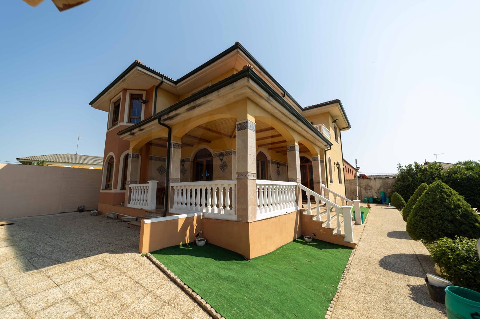 5 bedroom Villa for sale in Leon city - € 420,000 (Ref: 9988364)