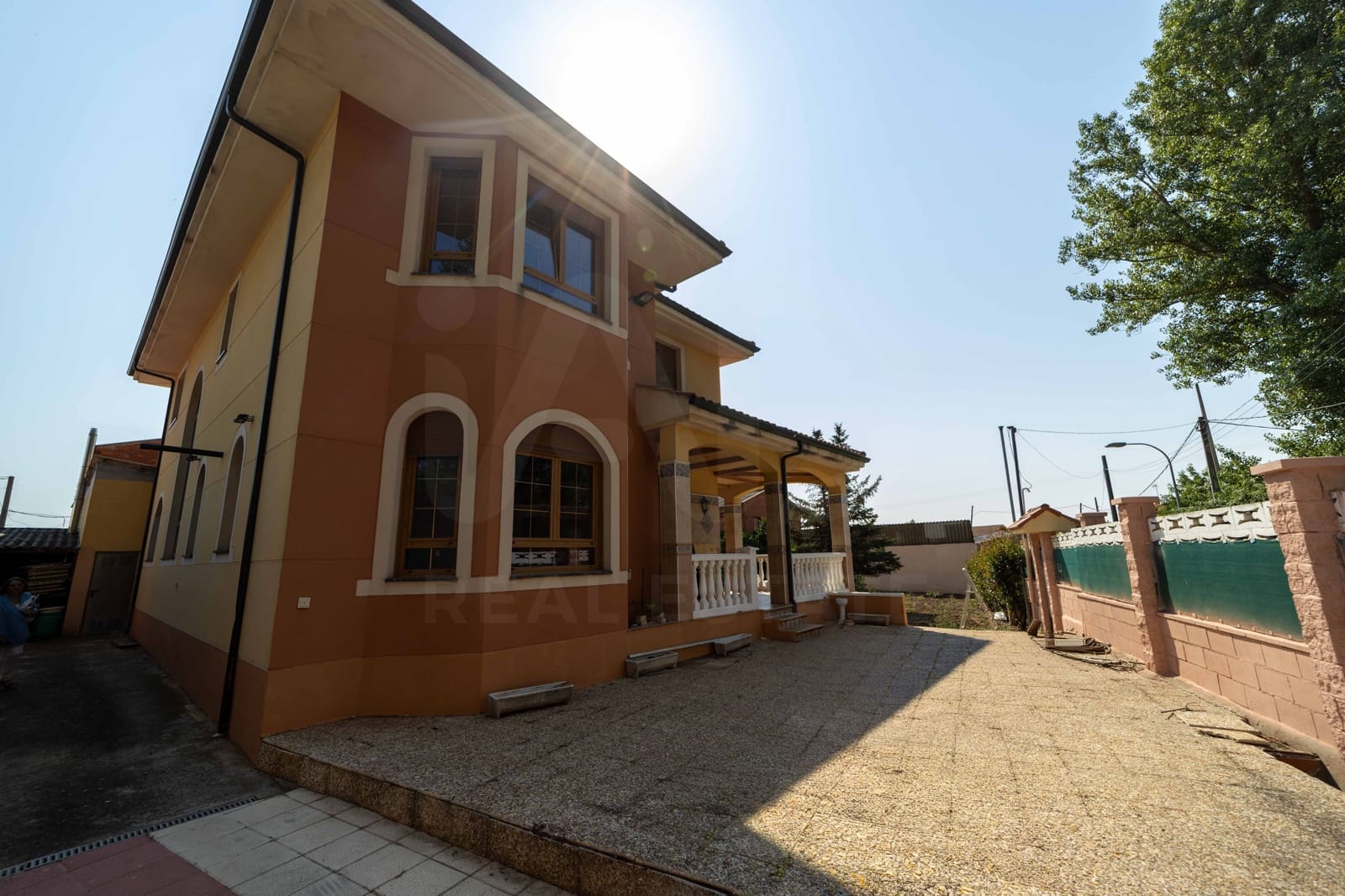 5 bedroom Villa for sale in Leon city - € 420,000 (Ref: 9988364)