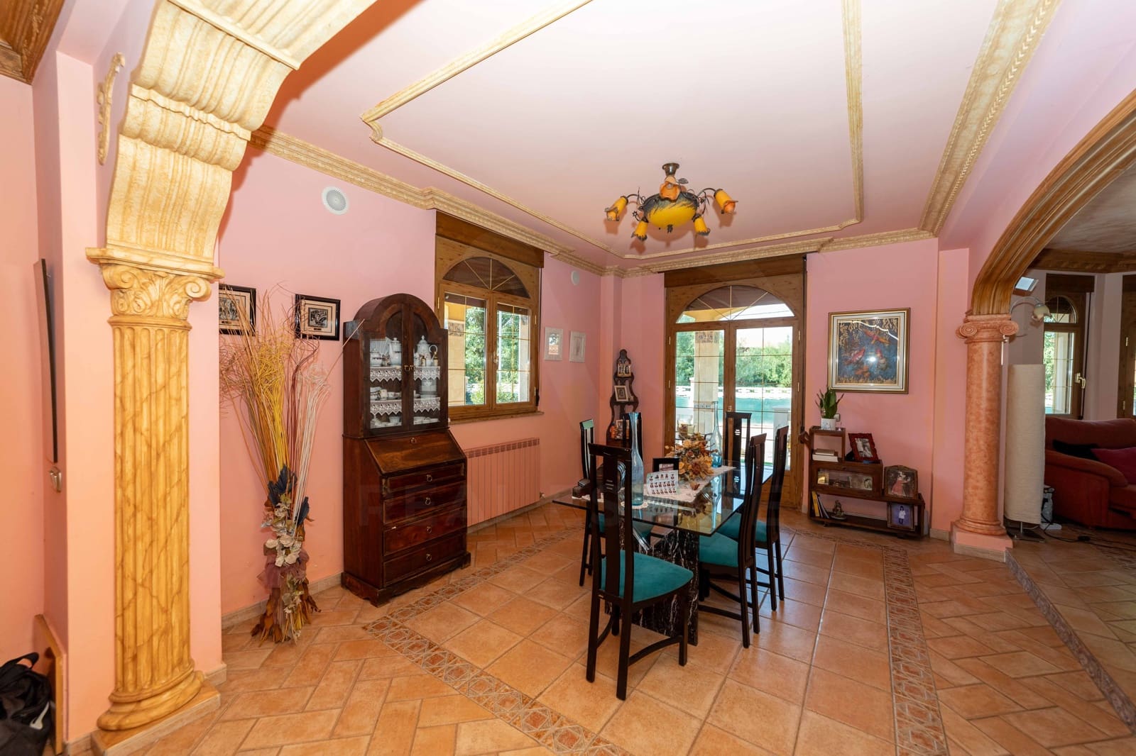 5 bedroom Villa for sale in Leon city - € 420,000 (Ref: 9988364)