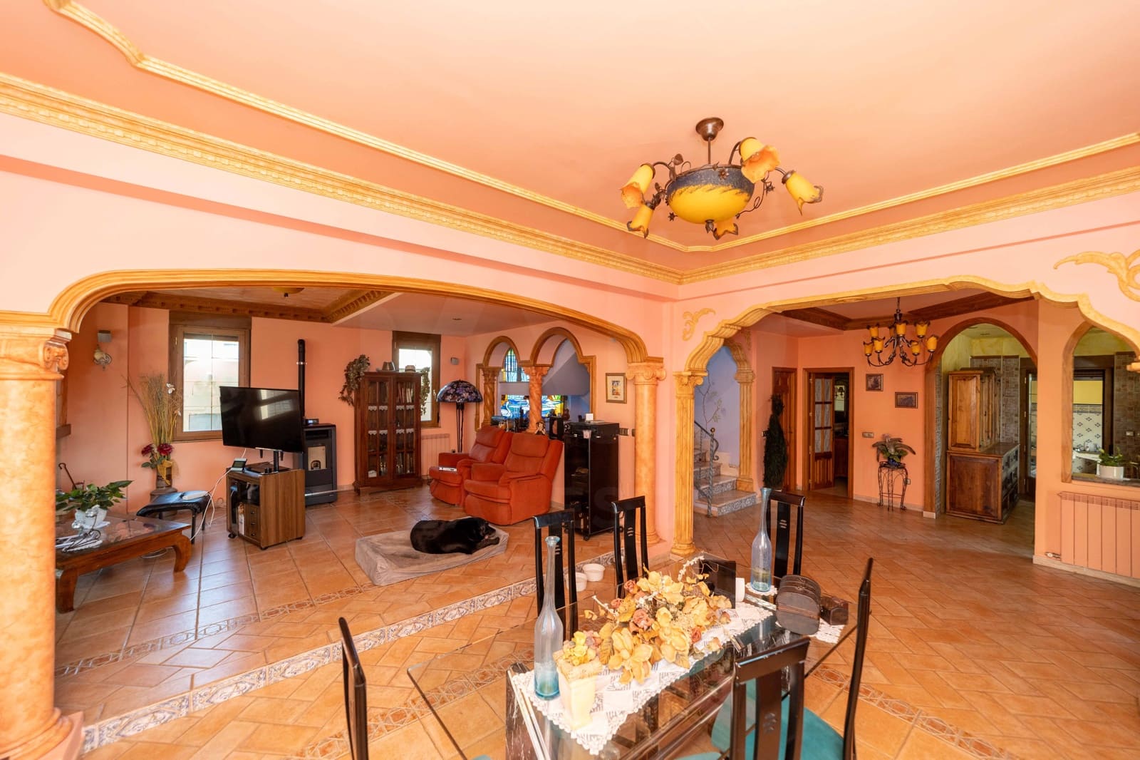 5 bedroom Villa for sale in Leon city - € 420,000 (Ref: 9988364)
