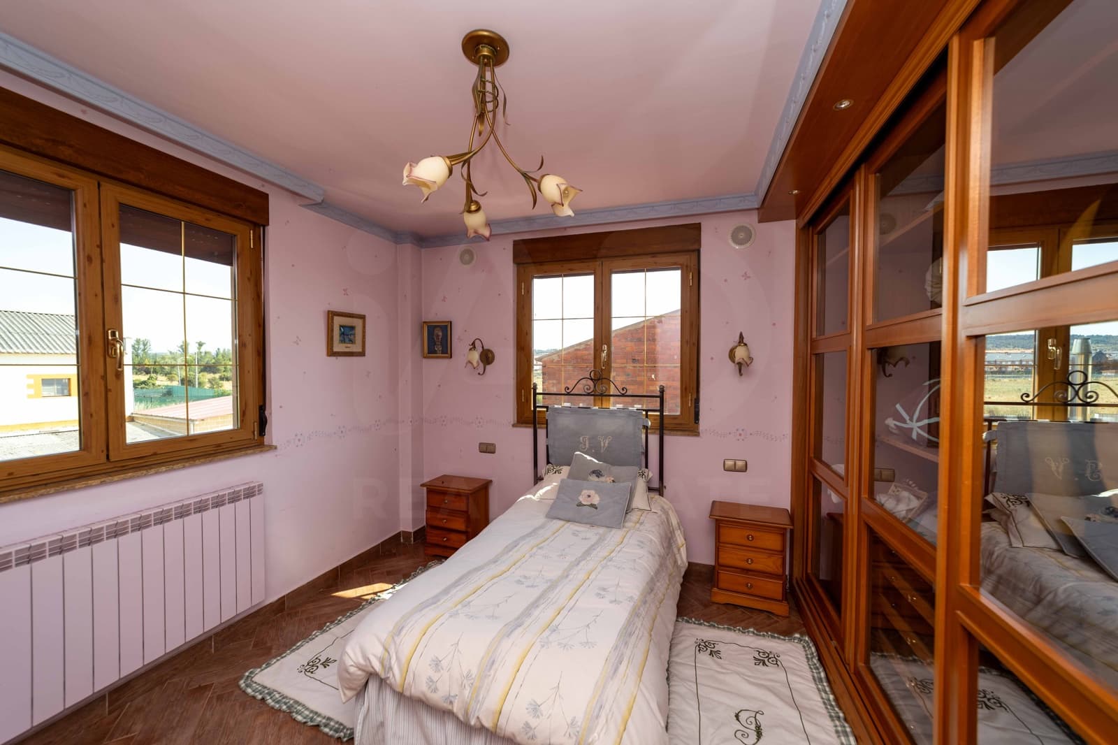 5 bedroom Villa for sale in Leon city - € 420,000 (Ref: 9988364)