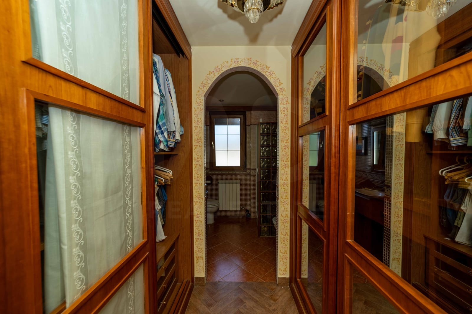 5 bedroom Villa for sale in Leon city - € 420,000 (Ref: 9988364)