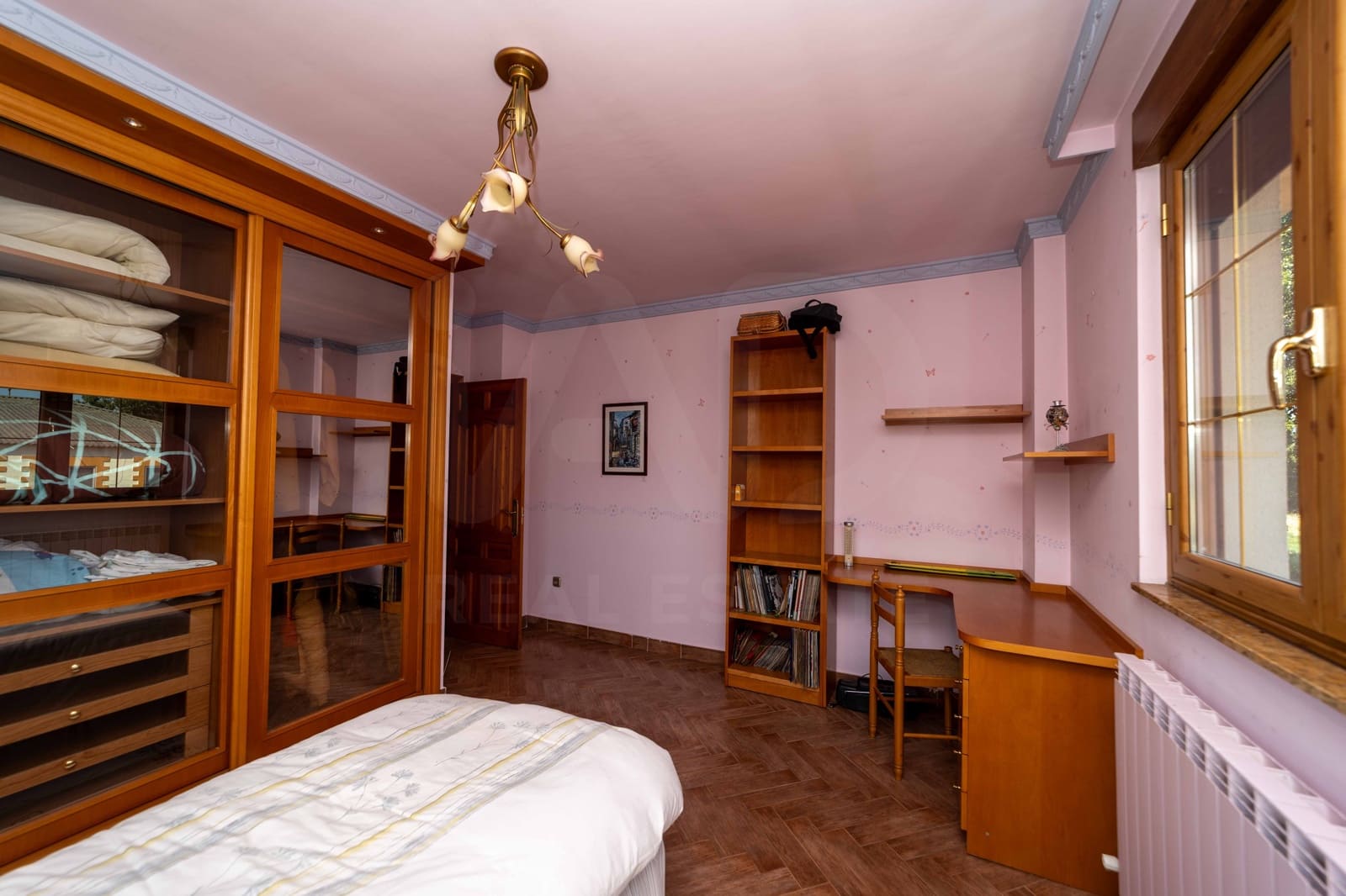 5 bedroom Villa for sale in Leon city - € 420,000 (Ref: 9988364)