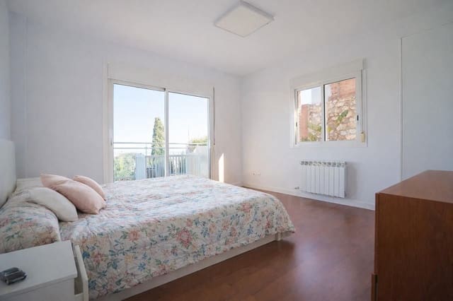 6 soveværelse Byhus til salg i Tarragona by med swimmingpool garage - € 690.000 (Ref: 9988371)